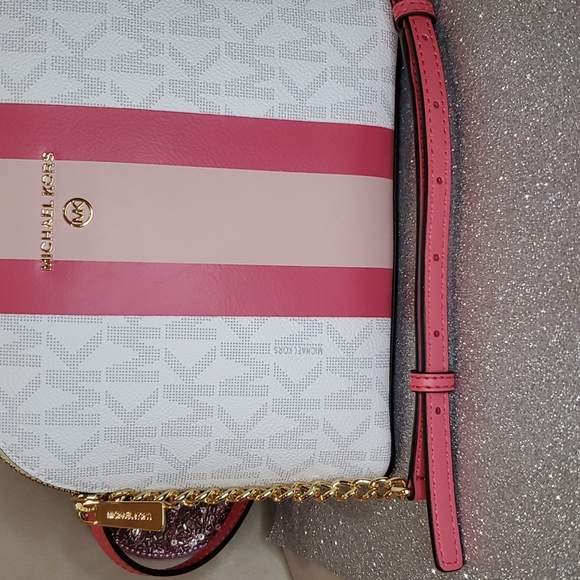 ๐HP๐ Michael Kors ๐NWT๐ Hibiscus Center Stripe Dome Crossbody Purse!๐๐๐ - Picture 5 of 16